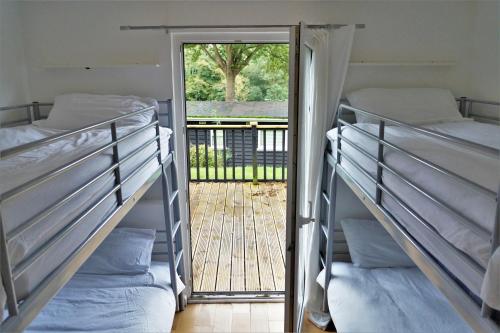 Двухъярусная кровать или двухъярусные кровати в номере North Wales Lake View 2 Bedroom