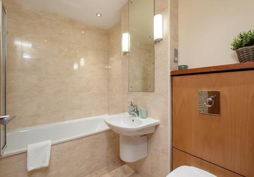 The Holyrood Road Residence tesisinde bir banyo