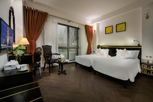 Hanoi Center Silk Premium Hotel & Spa & Travel tesisinde bir odada yatak veya yataklar