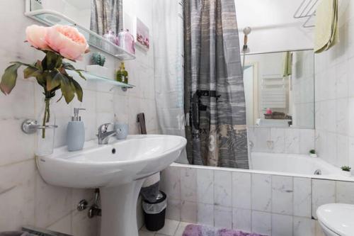 une salle de bain avec un lavabo, des toilettes et une baignoire dans l'établissement GRAND H -F2, FACE VIEUX- NICE, TERRASSE, ASCENSEUR, CLIMATISATION, Terrace - Nice city center, à Nice