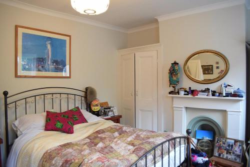 2 Bedroom Family Home in Brixton Sleeps 4にあるベッド