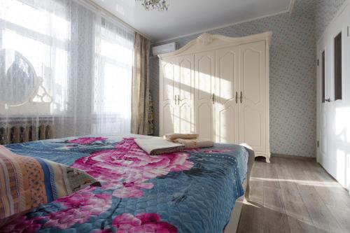 アストラハンにあるApartaments VIP-LUX pl.Lenina 10/4のベッドルーム1室(大型ベッド1台、カラフルな毛布付)