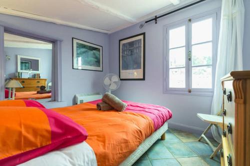 - une chambre avec un lit et une couverture orange dans l'établissement LA CROIX - F3, TERRASSE VUE PANORAMIQUE, VIEUX-NICE Old town and terrace, à Nice