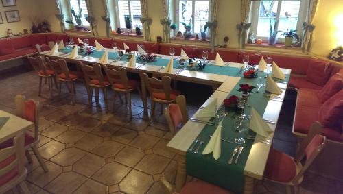 a dining room with a long table and chairs at Gasthof zur Hoffnung in Hinterhermsdorf