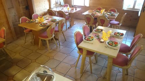 an overhead view of a dining room with tables and chairs at Gasthof zur Hoffnung in Hinterhermsdorf