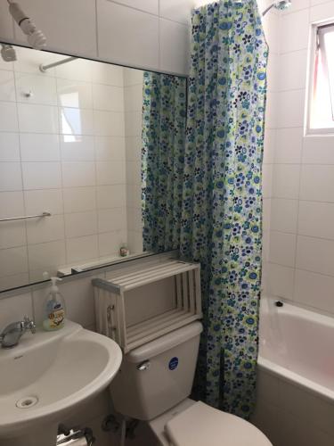 Ένα μπάνιο στο Casa Familiar La Serena