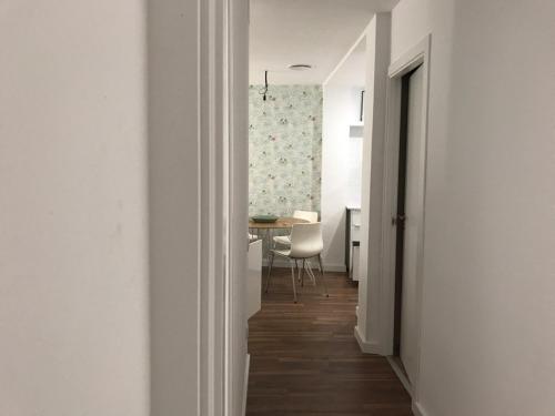 Apartamento Nuria في تاراغونا: ممر يؤدي إلى غرفة طعام مع طاولة