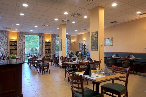 a dining room with tables and chairs and a restaurant at Campanile Lublin in Lublin