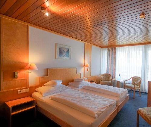 ein Hotelzimmer mit zwei Betten und einem Fenster in der Unterkunft Hotel Stadt Breisach in Breisach am Rhein