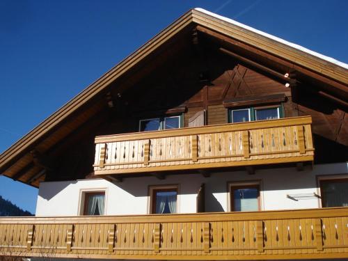 Cette grande maison dispose d'un balcon en bois. dans l'établissement Haus Walter, à Nesselwängle