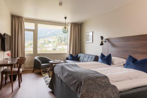 Postel nebo postele na pokoji v ubytování Kviknes Hotel