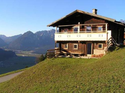 ハート・イム・ツィラータールにあるZillertaler Sennhuetteの草の丘の上に座る家