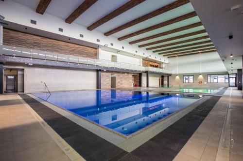 - une grande piscine dans un grand bâtiment dans l'établissement Sanatorium Równica, à Ustroń