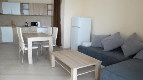 Una cocina o zona de cocina en Akrotiria Beach Apart Complex