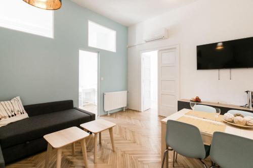 ブダペストにあるSynagogue view residenceのリビングルーム(黒いソファ、テーブル付)