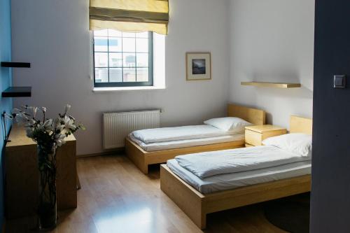 Apartamenty „Lofty w piecowni” tesisinde bir odada yatak veya yataklar