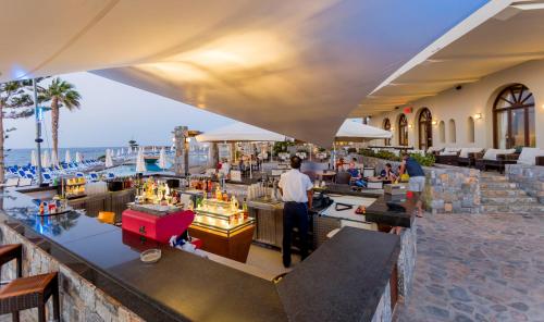 un restaurante con vistas al océano en Dessole Malia Beach - All Inclusive, en Malia