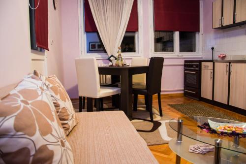 sala de estar con mesa de comedor con sillas en Apartment Bohemian Rhapsody, en Belgrado