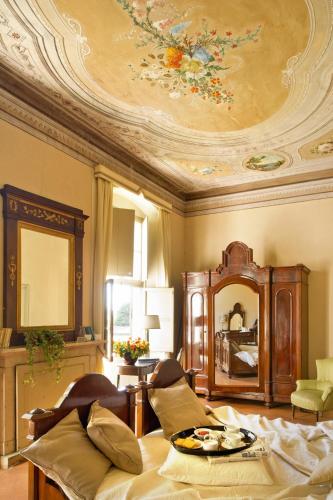 een slaapkamer met een schilderij op het plafond bij Sisters House in Cazzago San Martino