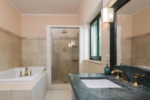 Bilik mandi di Villa Kustra