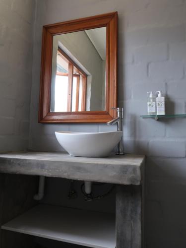 Un baño de Hemel en Aarde Village Accommodation