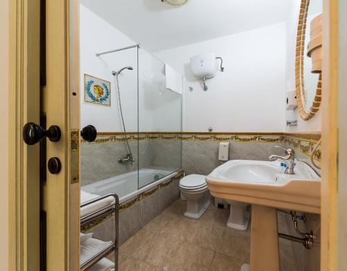 Bilik mandi di Hotel Centrale Bagheria