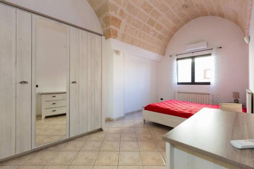 1 dormitorio con 1 cama roja en una habitación en Casa Sardelli en San Vito dei Normanni