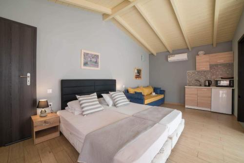 Postel nebo postele na pokoji v ubytování Tsolakis Studios & Apartments