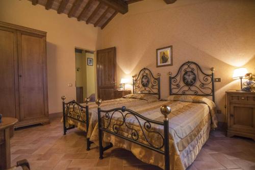 a bedroom with a large bed in a room at Agriturismo Le Gallozzole in Monteriggioni