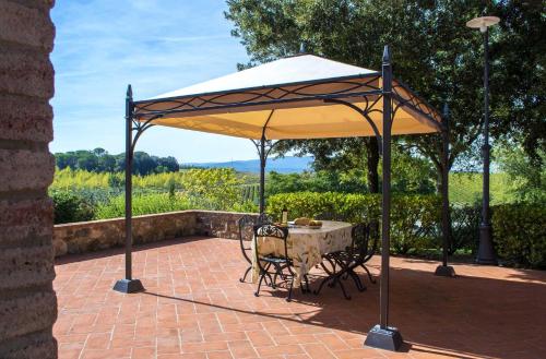 a table under a yellow umbrella on a patio at Agriturismo Le Gallozzole in Monteriggioni