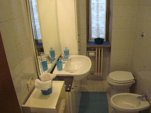 a bathroom with a sink and a toilet and a mirror at Il Pozzo in Rome