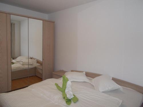 ブラショヴにあるegreteiのベッドルーム(鏡付きの大きな白いベッド1台付)