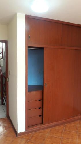 Habitación con armario y puertas de madera. en Tambo Huascar, en Lima