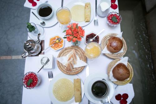 una mesa con un montón de alimentos y bebidas para el desayuno en Riad Dar More, en Marrakech