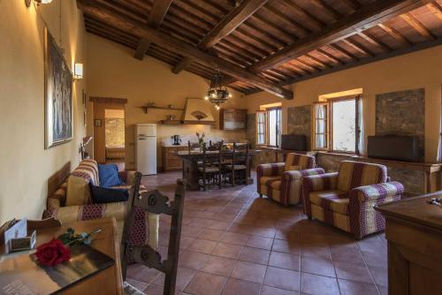 a large living room with couches and a kitchen at Agriturismo Le Gallozzole in Monteriggioni