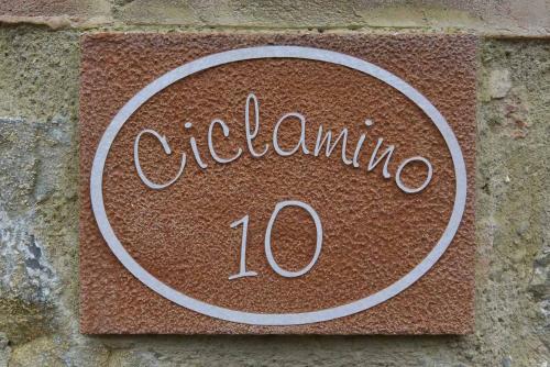 a sign on a wall that says calcium at Agriturismo Le Gallozzole in Monteriggioni
