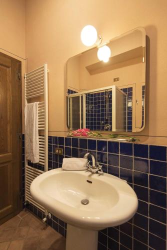 a bathroom with a sink and a mirror at Agriturismo Le Gallozzole in Monteriggioni