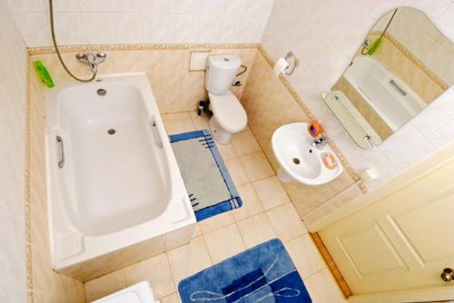 y baño con bañera, aseo y lavamanos. en Квартира по переулку Бутышева, 17, en Kiev