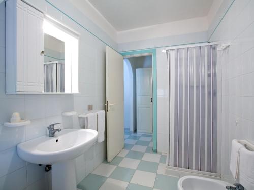 サンタ・マリア・デル・フォカッロにあるResidence del Mare CaseSiculeの洗面台とシャワー付きの白いバスルーム