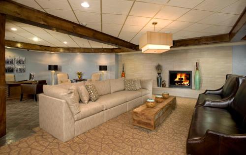 Una sala de estar con un sofá y una chimenea. en Village at Breckenridge Resort, en Breckenridge