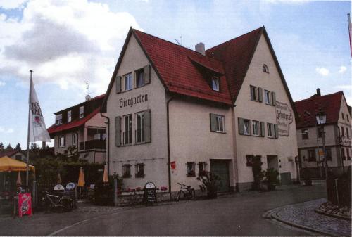 een groot wit gebouw met een rood dak bij Gästehaus Zehntgraf in Wipfeld