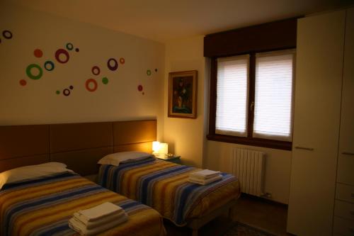 sypialnia z 2 łóżkami i oknem w obiekcie Appartamento bilocale w Weronie