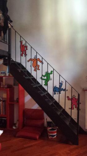 トリノにあるPop Homeの壁に動物を描いた階段