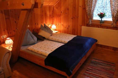 een slaapkamer met een stapelbed in een houten kamer bij Ferienhaus am Mühlbach in Gams bei Hieflau