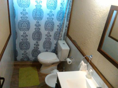 Bilik mandi di Gran Cabaña en Villa Yacanto