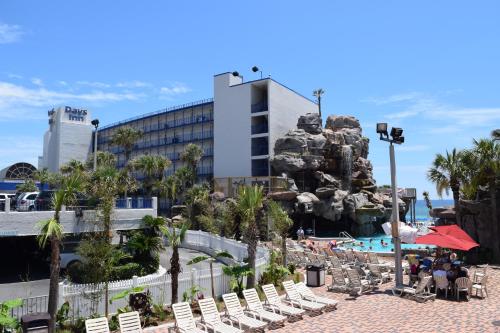 Бассейн в Days Inn by Wyndham Panama City Beach Beachfront Resort или поблизости