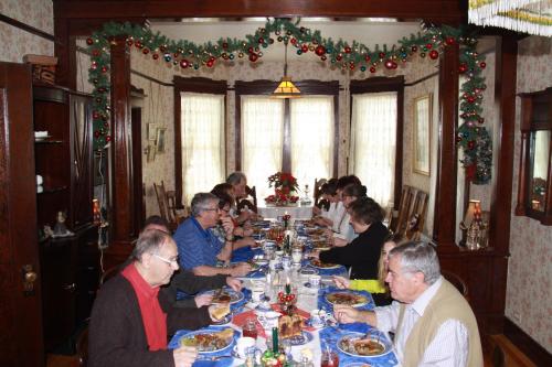 un gruppo di persone sedute a un tavolo che mangiano cibo di Auberge Taylor Manor a Saint-Georges
