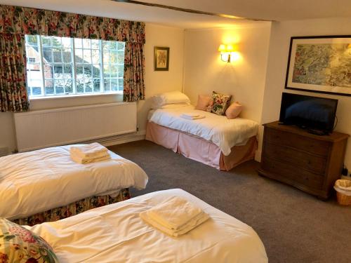 The Dorset Arms Cottage & Pub Roomsにあるベッド