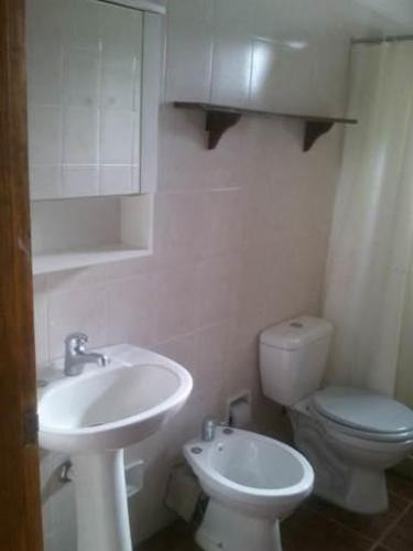 un bagno bianco con un water e un lavandino di Cabañas Las Lunas a La Pedrera