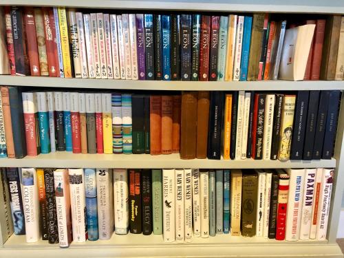 a book shelf filled with lots of books at The Dorset Arms Pub & Cottage Rooms in Groombridge